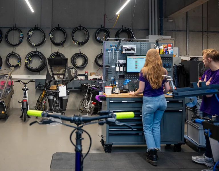 Professionelle Reparatur von E-Bikes und Lastenrädern in der Werkstatt auf St. Pauli